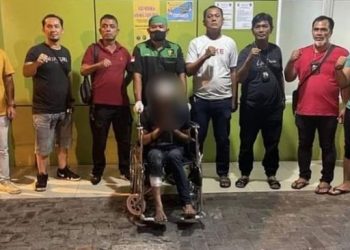 Salah seorang pelaku curanmor terduduk di kursi roda setelah kakinya ditembak polisi. [Ist]