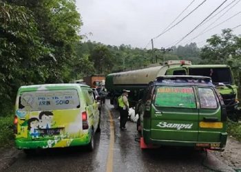 Tabrakan mobil sampri dan truk CPO di Desa Sitinko, Kecamatan Sitinjo, Kabupaten Dairi. (Foto: istimewa)
