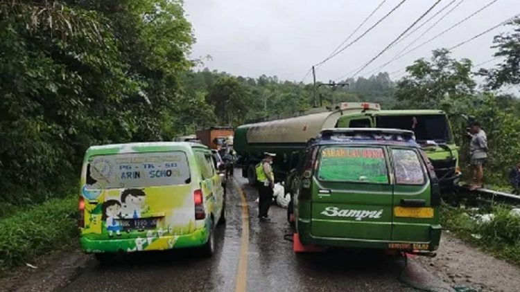 Tabrakan mobil sampri dan truk CPO di Desa Sitinko, Kecamatan Sitinjo, Kabupaten Dairi. (Foto: istimewa)