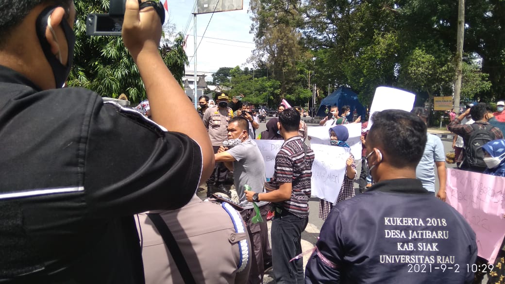 Suasana di lokasi saat unjuk rasa berlangsung.