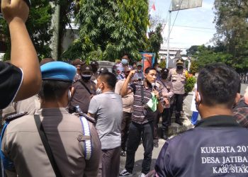 Perwakilan massa saat menyampaikan tuntutan.