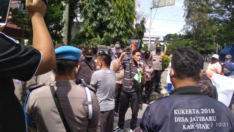 Perwakilan massa saat menyampaikan tuntutan.