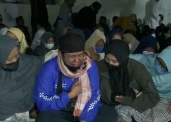 Yoris menangis sesegukan saat mengikuti doa bersama dan istigasah yang digelar warga Desa Jalancagak, Kabupaten Subang. (Foto: iNews/YUDY HERYAWAN JUANDA)