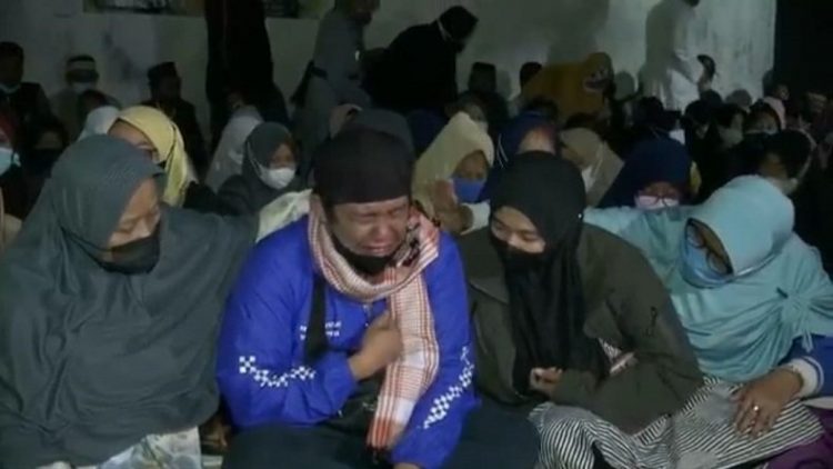 Yoris menangis sesegukan saat mengikuti doa bersama dan istigasah yang digelar warga Desa Jalancagak, Kabupaten Subang. (Foto: iNews/YUDY HERYAWAN JUANDA)