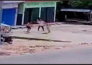 Tangkapan layar rekaman CCTV dua pria di Sekayu, Musi Banyuasin duel maut. (Foto: Edi Lestari)