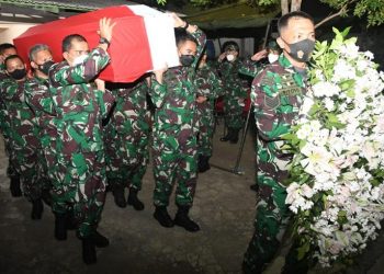 Suasana duka mengiringi pelepasan jenazah Letkol Kav Henry Rudi Judianto Napitupulu. (foto: Istimewa)