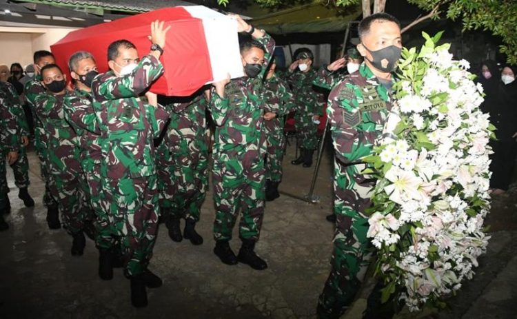 Suasana duka mengiringi pelepasan jenazah Letkol Kav Henry Rudi Judianto Napitupulu. (foto: Istimewa)