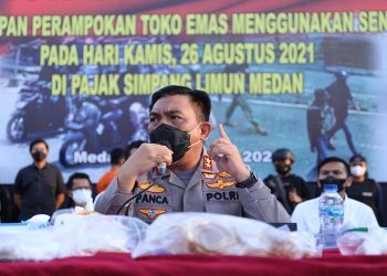 Kapolda Sumatera Utara Irjen Pol RZ Panca Putra Simanjuntak saat gelar perkara perampokan toko emas (Foto: Dok Polda Sumut)