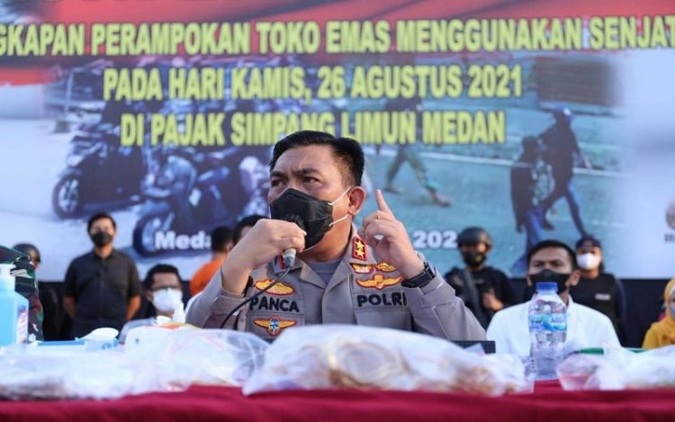 Kapolda Sumatera Utara Irjen Pol RZ Panca Putra Simanjuntak saat gelar perkara perampokan toko emas (Foto: Dok Polda Sumut)