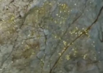 Foto: Screenshot Video Viral Goa Diduga Dipenuhi Serpihan Emas (dok. Istimewa)