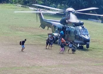 Prajurit TNI mengevakuasi tenaga kesehatan (Nakes) di Distrik Kiwirok, Kabupaten Pegunungan Bintang, Papua. Foto/Ilustrasi/iNews TV/Omega Batkorumbawa