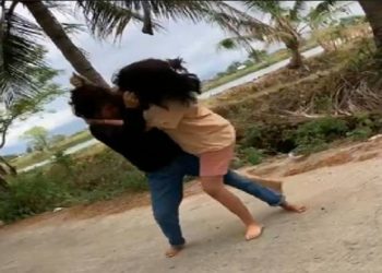 Hanya karena persoalan pacar, dua orang remaja putri di Pangkep, Sulawesi Selatan, terlibat adu gulat di pinggir jalan. Foto/iNews TV/Udin Syahruddin