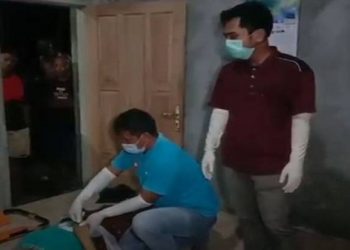 Polisi yang tiba di lokasi saat memeriksa jasad korban. iNews TV/Irfan