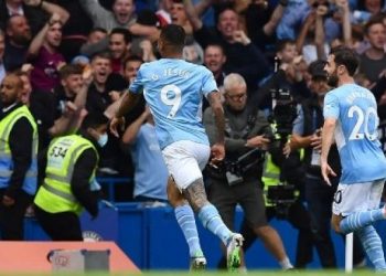 Striker Manchester City Brasil Gabriel Jesus (kiri) merayakan golnya ke gawang Chelsea pada pertandingan sepak bola Liga Premier Inggris di Stamford Bridge di London pada 25 September 2021.Ben STANSALL / AFP