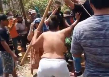 Aksi emak-emak telanjang dada menghebohkan Deliserdang, Sumatera Utara. Aksi emak-emak ini dipicu penutupan jalan di Kampung Keling, Desa Pancurbatu, Deliserdang.Foto/Said Ilham