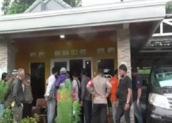 Jasad Tuti Suhartini (55) dan putrinya Amalia Mustika Ratu (23) diduga akan dibuang ke tempat lain oleh pelaku setelah dimasukan ke mobil Alphard. Foto/Dok.SINDOnews