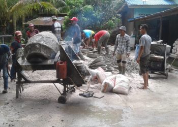 Foto pengerjaan proyek perkerasan rabat beton, di Huta 3 Pasar 8, Nagori Teladan, Kecamatan Bosar Maligas, Kabupaten Simalungun, Provinsi Sumatera Utara, Selasa (14/9/2021).