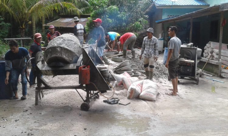 Foto pengerjaan proyek perkerasan rabat beton, di Huta 3 Pasar 8, Nagori Teladan, Kecamatan Bosar Maligas, Kabupaten Simalungun, Provinsi Sumatera Utara, Selasa (14/9/2021).