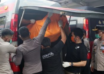Petugas DOKPOL Mabes Polri memasukkan kantong jenazah korban kebakaran Lapas Tangerang saat akan dibawa ke RS Kramat Jati di RSUD Kabupaten Tangerang, Tangerang, Banten, Rabu (8/9/2021). [ANTARA FOTO/Muhammad Iqbal]
