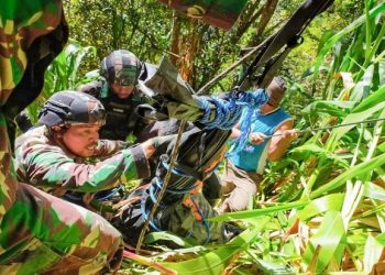 Aparat gabungan TNI-Polri mengevakuasi jenazah suster Gabriela Meliani. Foto/iNews TV/Chanry Andrew Suripatty
