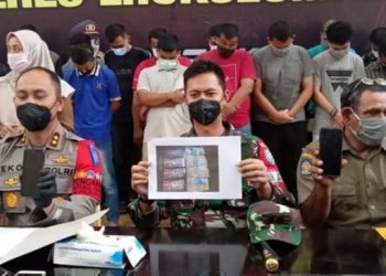 Polisi memperlihatkan barang bukti judi online game higgs domino di Mapolres Lhokseumawe. [ANTARA]