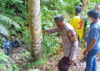 Dua orang pengendara sepeda motor tewas setelah mengalami lakalantas di jalan umum wilayah antara Kelurahan Gunung Woka dan Kelurahan Batu Kota, Kecamatan Lembeh Utara Bitung, Minggu (19/9/2021). Foto SINDOnews