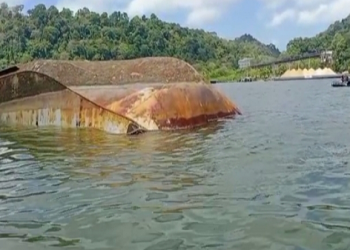 Kapal Pengayoman IV milik Kemenkumham tenggelam saat hendak bertolak dari Dermaga Wijayapura menuju ke Dermaga Sodong. Dalam peristiwa ini 2 orang tewas atas nama Wahyu dan Kardin.Foto SINDOnews