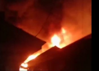 Kebakaran melanda rumah enam warga di Kota Tanjungbalai. (Foto: iNews/Ulil Amri)