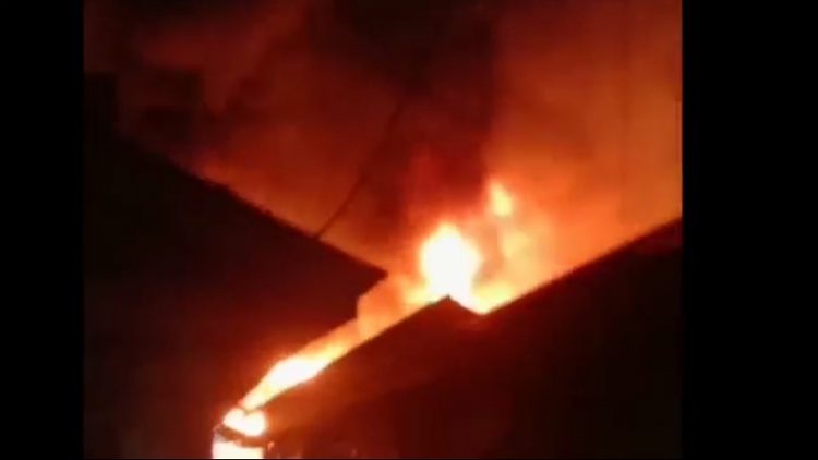 Kebakaran melanda rumah enam warga di Kota Tanjungbalai. (Foto: iNews/Ulil Amri)