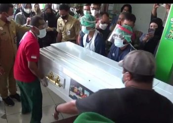 Suasana duka saat pelepasan jenazah di RSUD Kalisari Batang. (iNews/Suryono Sukarno)