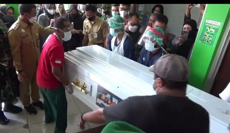 Suasana duka saat pelepasan jenazah di RSUD Kalisari Batang. (iNews/Suryono Sukarno)