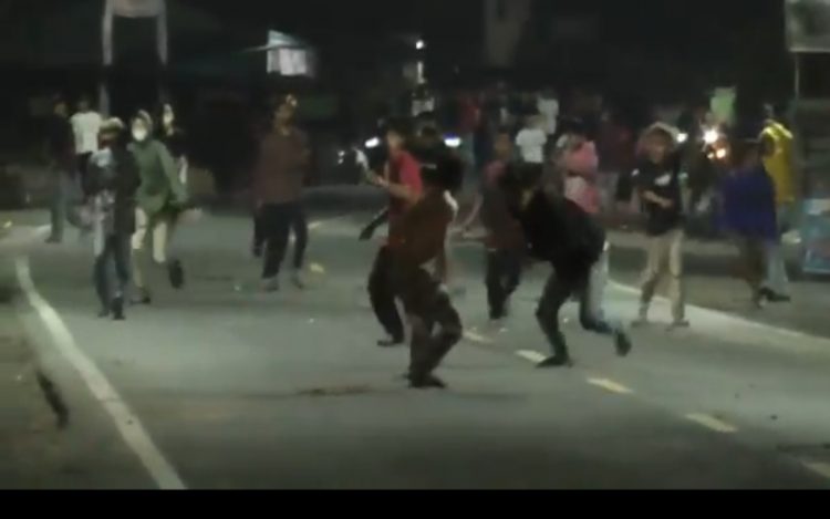 Dua kelompok remaja di Medan, Sumatra Utara (Sumut), kembali tawuran, Kamis (30/9/2021) dini hari. (Foto: iNews/ Yudha Bahar)