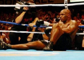 Mantan juara dunia tinju asal Amerika Serikat, Mike Tyson berbagi kisah masa kecilnya yang keras. Tyson kecil ternyata sudah hobi berkelahi. (Foto: Ist)