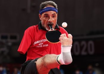 Atlet tenis meja Mesir, Ibrahim Hamadtou ketika beraksi melawan wakil Spanyol Jordi Morales dalam Paralimpiade Tokyo 2020 di Tokyo Metropolitan Gymnasium, Selasa (31/8/2021). (Foto: REUTERS/Molly Darlington)