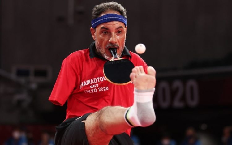 Atlet tenis meja Mesir, Ibrahim Hamadtou ketika beraksi melawan wakil Spanyol Jordi Morales dalam Paralimpiade Tokyo 2020 di Tokyo Metropolitan Gymnasium, Selasa (31/8/2021). (Foto: REUTERS/Molly Darlington)
