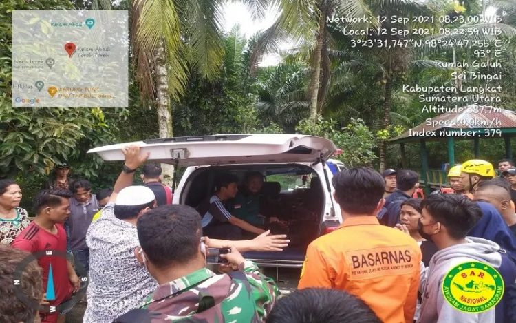 Evakuasi jasad korban mahasiswi yang hanyut di Kolam Abadi Langkat (Foto: Dok Basarnas)