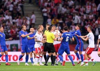Duel Polandia vs Inggris diwarnai pertikaian antarpemain. (Foto: Getty Images/Michael Regan)