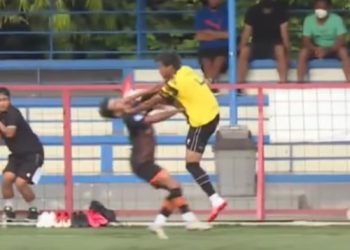 Laga uji coba antara AHHA PS Pati FC vs Persiraja Banda Aceh diwarnai kericuhan. Pemain AHHA FC (kuning) tertangkap kamera mengeluarkan tendangan kungfu. (foto: Screenshot video)