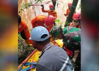 Tim SAR gabungan mengevakuasi jasad korban longsor di Karo, Sumatera Utara. [Ist]