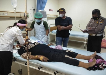 Polisi Satuan Lalulintas Polres Simalungun membawa koban kecelakaan lalulintas di jalan Pematangsiantar-Perdagangan, Kecamatan Pematang Bandar ke rumah sakit. Foto ist