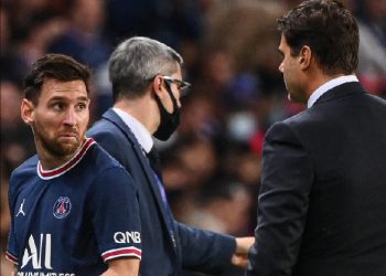 Video Lionel Messi saat diganti Achraf Hakimi di laga Paris Saint-Germain (PSG) vs Lyon mendadak viral. Messi menunjukkan raut muka tak senang ketika diganti.(foto: Twitter/FTBLmemes)