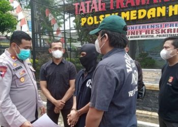 Kapolsek Medan Helvetia Kompol Pardamean Hutahaean menginterogasi pelaku pencurian mobil. [Ist]