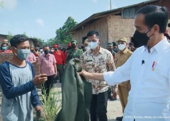 Jokowi berikan jaket ke warga Sumut (Foto: Tangkapan layar YouTube Sekretariat Presiden)