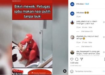 Video seorang petugas SPBU makan nasi putih tanpa lauk viral di media sosial. Video ini membuat terharu lantaran sang petugas makan sambil mengusap air matanya. Foto/Instagram.