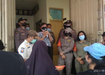 Netty Sianturi saat menjawab tuntutan massa pedagang Pasar Horas.