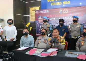 Polisi menggelar konferensi pers kasus pembunuhan siswi SD di Nias. [Ist]