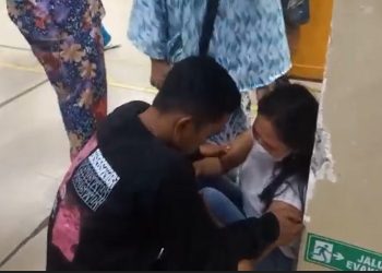 Keluarga dan teman korban menangis histeris di RS BARI Palembang. (Foto: Ist)