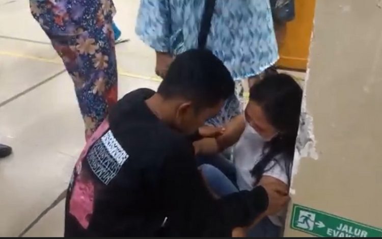 Keluarga dan teman korban menangis histeris di RS BARI Palembang. (Foto: Ist)