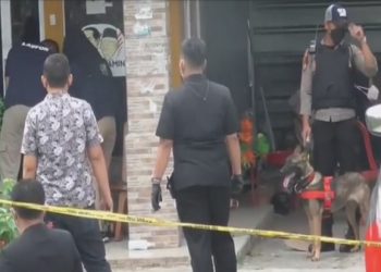 Polisi batal memeriksa Yosep (56), suami Tuti Suhartini sekaligus ayah dari Amalia Mustika Ratu, 2 korban pembunuhan sadis di Subang, Jabar, Kamis (16/9/2021). Foto petugas sedang memeriksa lokasi pembunuhan. Foto/iNews TV/Yudy HJ