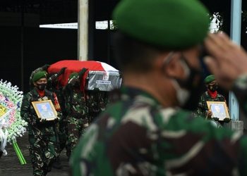 Prajurit TNI gugur dilepas dengan upacara militer. (Foto: Antara).